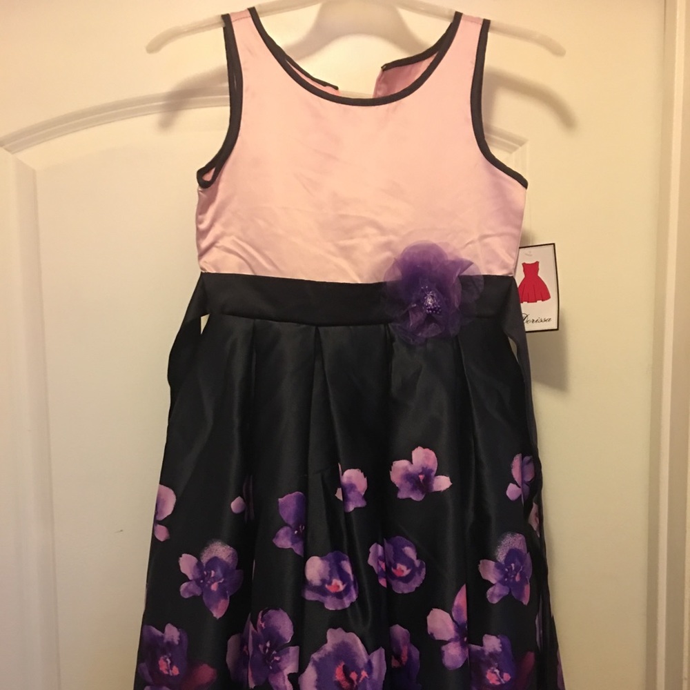 Pretty lavender and black girls dress 👗.